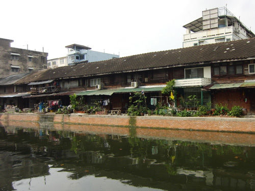 einfache Wohnungen am Khlong