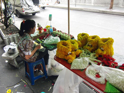 Blumenkränze als Tempelspende und für Hausaltäre