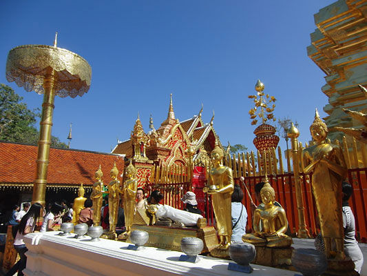 Buddhafiguren mit Opferschalen