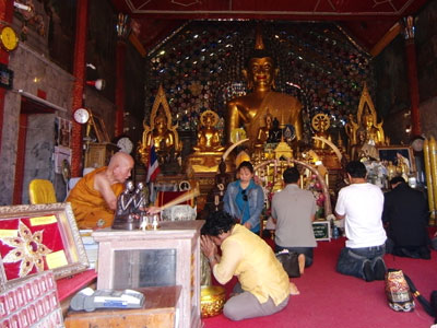 man kann sich bei den Mönchen auch als Nicht-Buddhist einen Segen holen