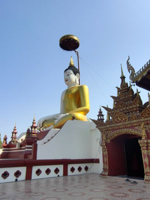 riesiger Steinbuddha
