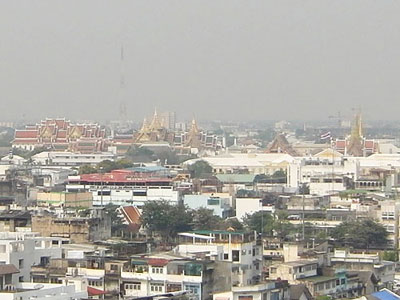 Königspalast und Wat Phra Kaew am Horizont