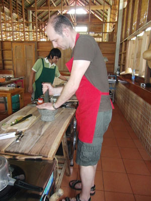zuerst wurde Currypaste gestampft - ganz schön anstrengend