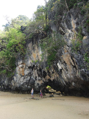 am Strand vor dem Felsloch