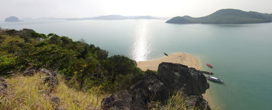 in der Mitte Koh Yao Yai, rechts Koh Yao Noi