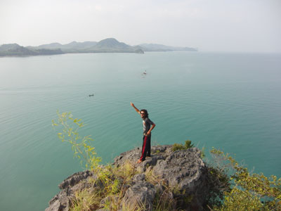 Lek zeigt hinüber nach Koh Yao Noi