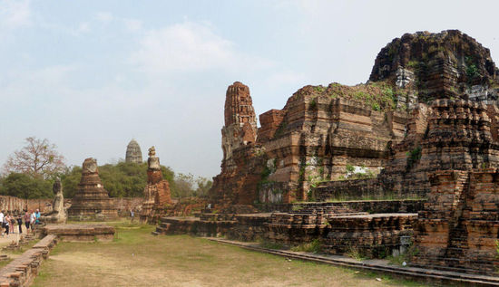 im Hintergrund der Prang des Wat Ratchaburana