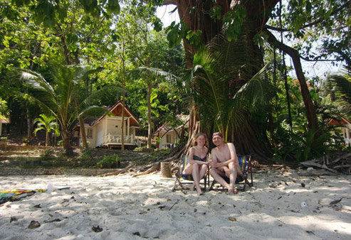 wir und unser kleiner Bungalow im Hintergrund
