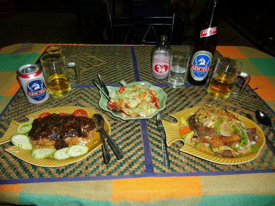 Barrakuda mit einer Pfeffer-Knoblauchsauce bzw. Ingwergemüse