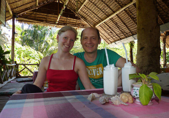 wir und unsere in der Mango Bay gesammelten Schneckenhäuser