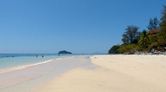 am seichten Strand zwischen Bulone und Pansand Resort