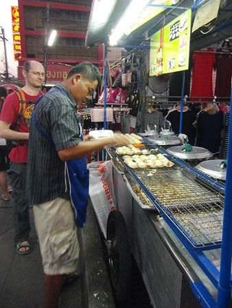 hier gibts Kokosküchlein (Khanom Krok)