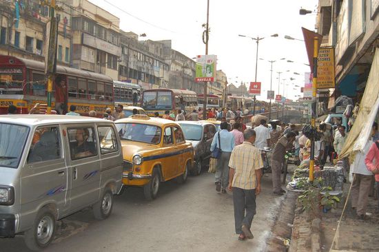Kolkata, Verkehr von der Howrah Bridge in die Innenstadt