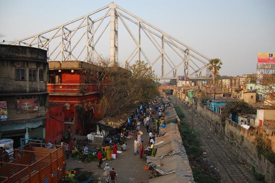 Kolkata, im Hintergrund die Howrah Bridge, davor der Blumenmarkt