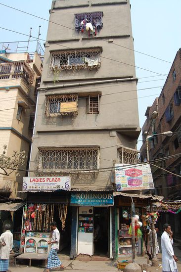 Tikiapara 103 Belilious Road in Howrah. 
Das Hostel im 2. OG