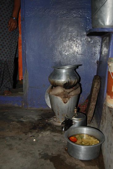 Kochstelle in der Wohnung; Kartoffeln, Erbsen und Tomaten sind im Topf