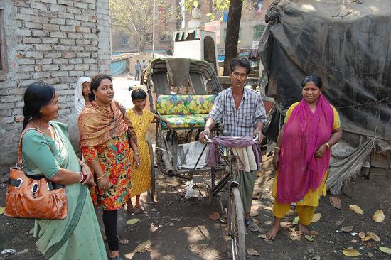 - Shabana Eltern, 2. von links Jaya Ghosh, die Sozialarbeiterin