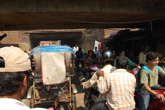 Sehr enges Verkehrsgewühl in der Unterführung