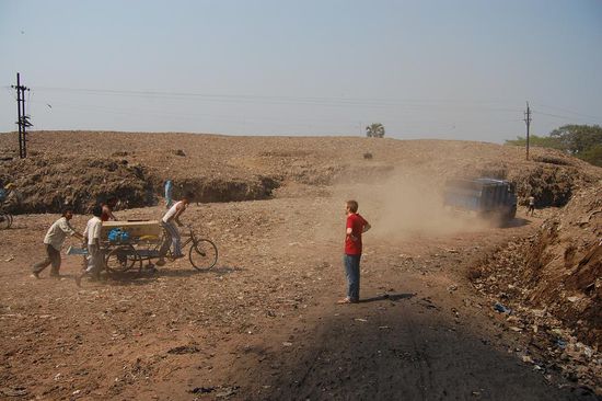Staub und Dreck am Rande des Müllberges.
Und hier geht es zum Paradies???