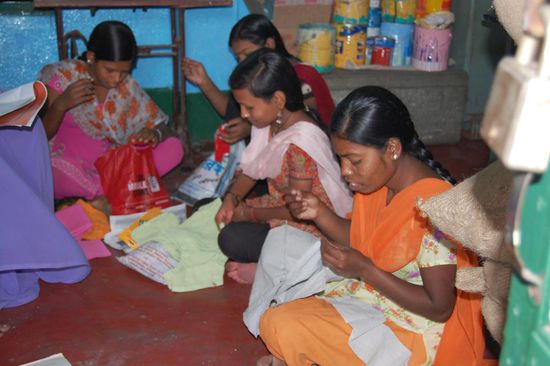 HELGO Schülerinnen beim Nähen