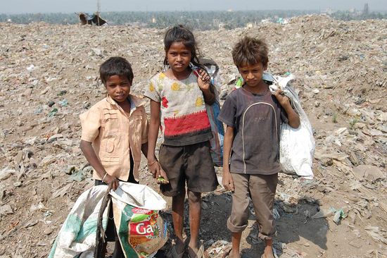 Kinder beim Müllsammeln