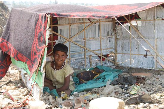 Ein kleiner Junge, auf der Plane sein Stoffpferd