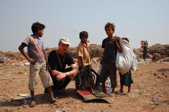 Ich lasse mir die "Ausbeute" von den kleinen Müllsammlern zeigen