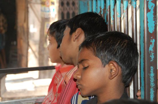 Müde von Spielen, Hosteljungs im Bus