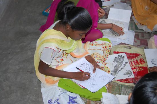 HELGO Buxarah, Schülerinnen bei Hennamalen