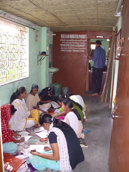 HELGO Buxarah, Mädchenklasse beim Zeichnen.