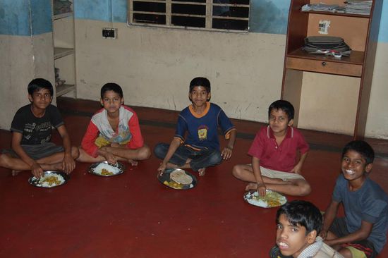 HELGO, Meine Hosteljungs beim Abendessen