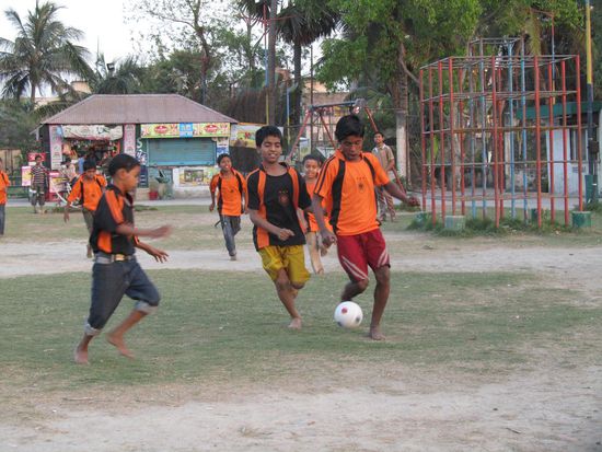 Meine Jungs beim Fußballspielen. 
HELGO = die Verwandung von der Kinderarbeit zu ganz normalen Jungs