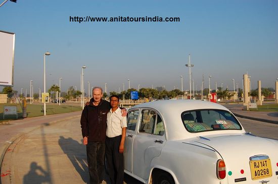 Mein Freund, mein Fahrer Bangali und sein Auto (klimatisiert)
www.anitatoursindia.com