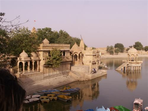 Gadi Sagar ist ein kleiner See außerhalb der Stadt