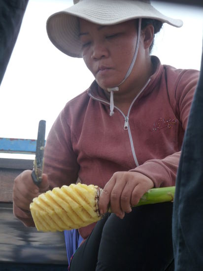 Ananasverkäufern auf dem schwimmenden Markt =) 
Eine geschälte Ananas am Stil gabs für ca. 50 Cent =)