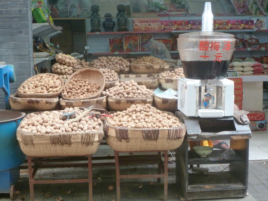 Den dunklen Saft habe ich auch probiert und er schmeckt extrem süß und was es genau ist weiß ich nicht =)