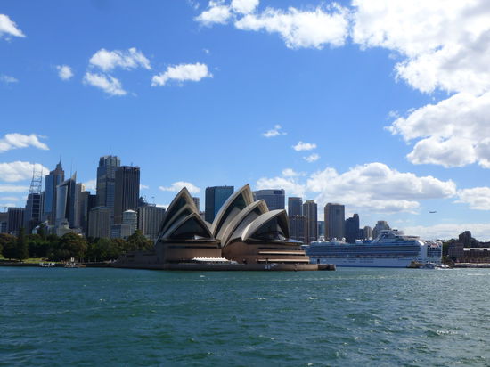 Die Sicht auf das Opera House von der Fähre aus