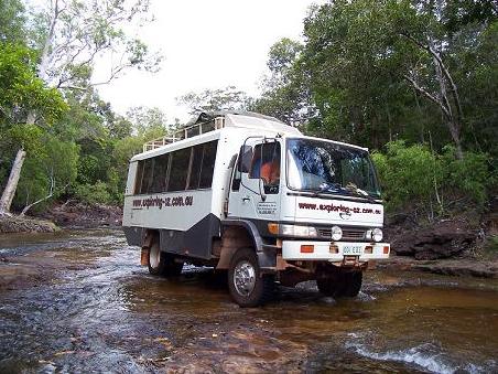 Unser Bus beim Durchqueren eines Flussbettes (waehrend der Regenzeit verwandelt sich das hier in einen reissenden Strom).