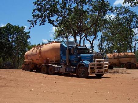 Road Train (man geht besser aus dem Weg, wenn einem so ein Ungetuem entgegen kommt)