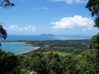 Auf einer Wanderung durch den Regenwald in Mission Beach. Im Hintergrund ist die Insel Dunk Island zu sehen.