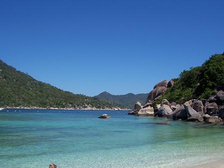 Am Strand von der Insel Koh Nang Yuan, im Hintergrund Koh Tao.