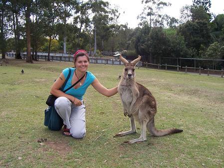 Im Lone Pine Koala Sanctuary - im Kaenguruh-Gehege (schaut er nicht brav in die Kamera?).