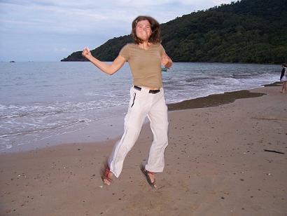 Ein Geburtstagssprung am Strand der Cow Bay (Cape Tribulation) - endlich ein Jahr aelter