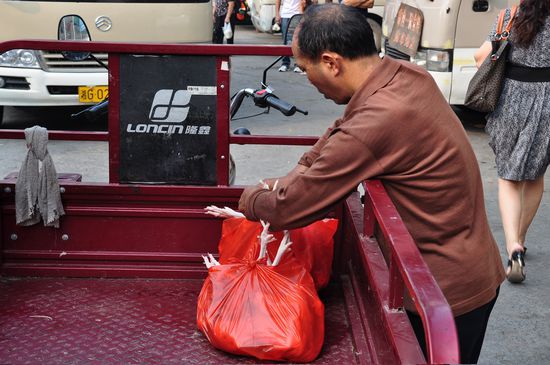 wegen den Bild hätt ich fast den Bus verpasst...2 Tüten Hühnerfüße 