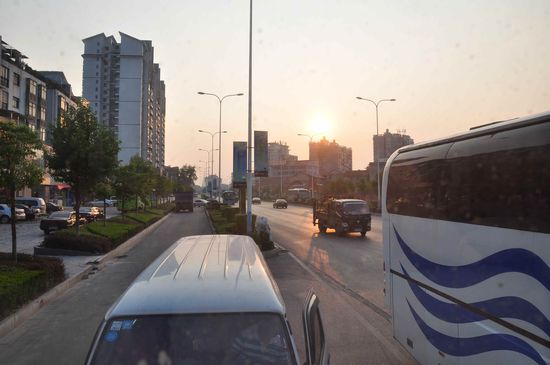 ein weiterer langer Reisetag geht zu Neige...schöner Sonnenuntergang aus dem Bus in Zhangjiajie