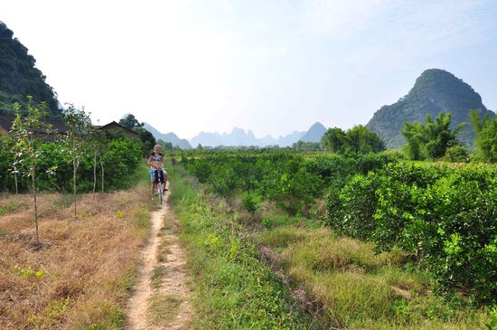 super Radwege durch die Felder entlang des Flusses