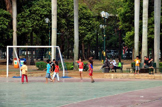 Kinder beim Fussball spielen