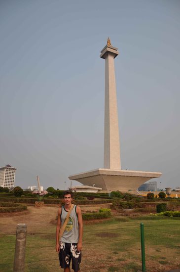 ein Indonesier hat drauf bestanden ein Foto von mir mit dem Monument zu machen 