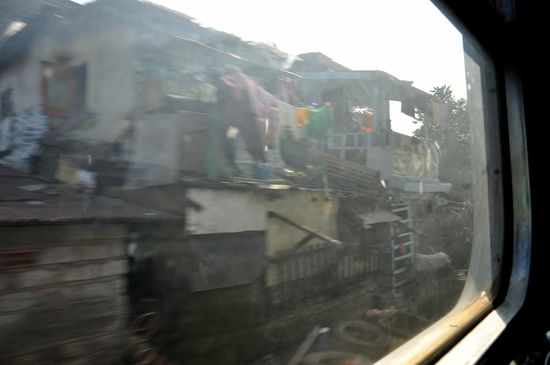 Vororte von Jakarta aus dem Zug