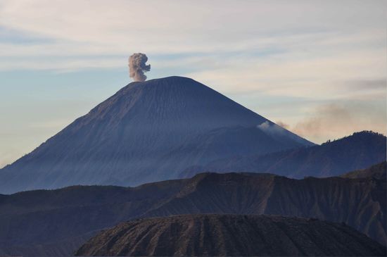 jaaaa...pünktlich spukt Mt Semaru (3676m) auch ein wenig Asche aus (:
